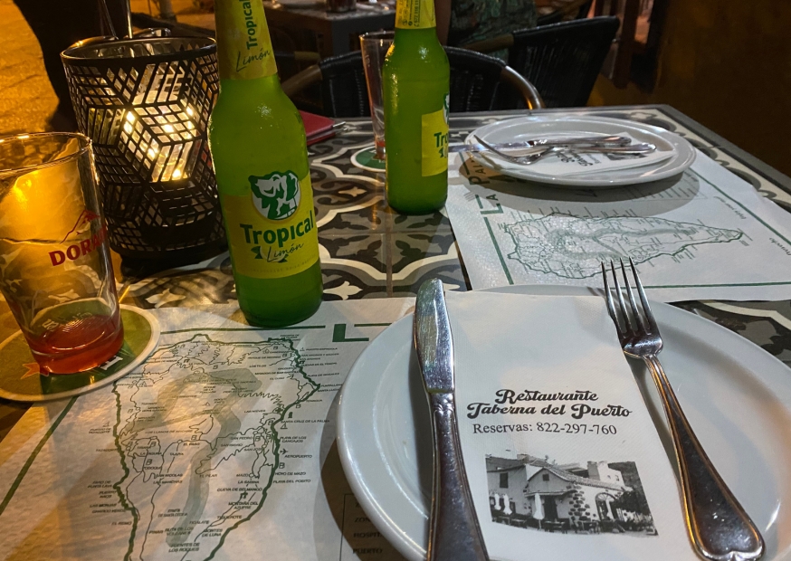 Mesa ambientada en primera línea de playa.Restaurante Puerto de Tazacorte